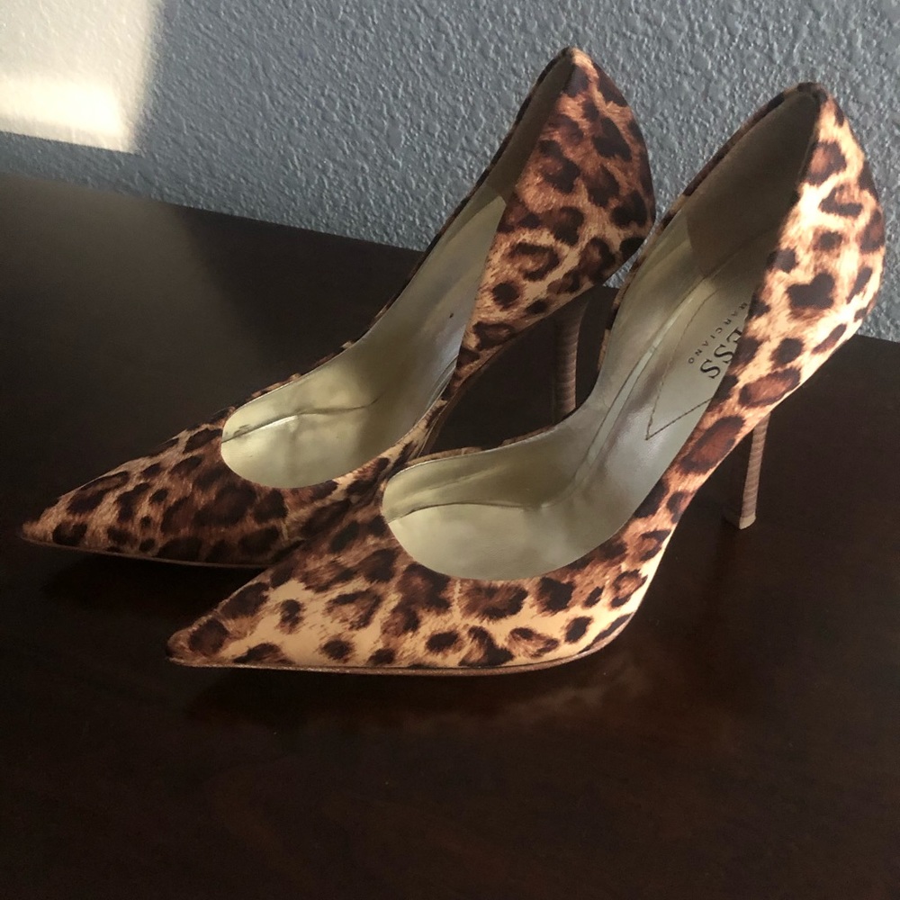 GUESS Leopard pumps